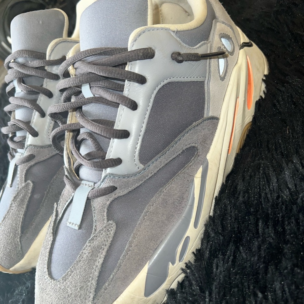 Yeezy Boost 700 magnet